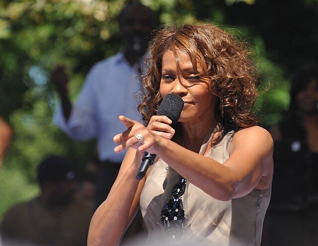 Whitney Houston: la voce che ha definito la perfezione