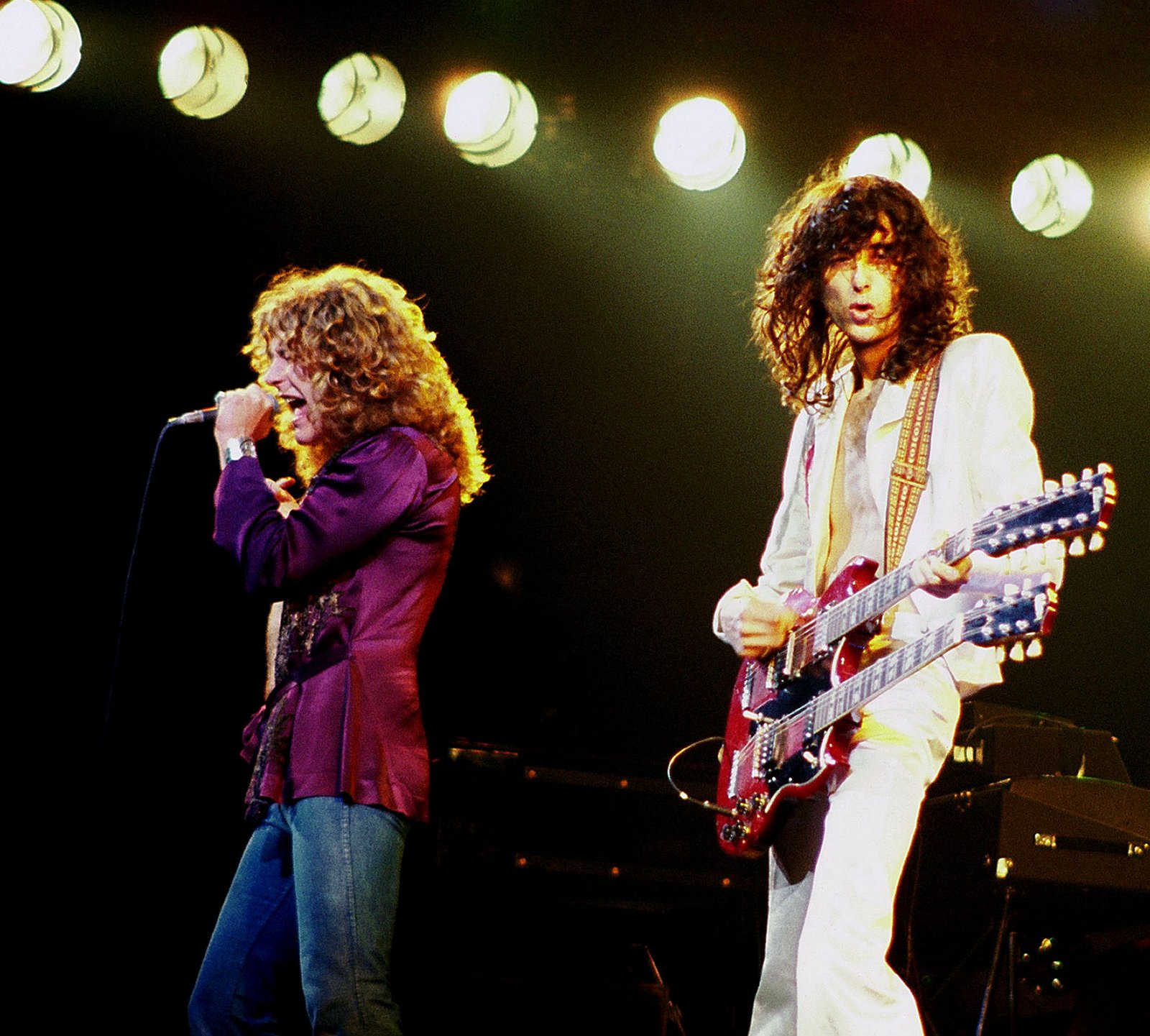 L'Alchimista del Riff — Jimmy Page e l'Arte di Costruire Cattedrali Sonore 1 Jimmy Page with Robert Plant 2 Led Zeppelin 1977