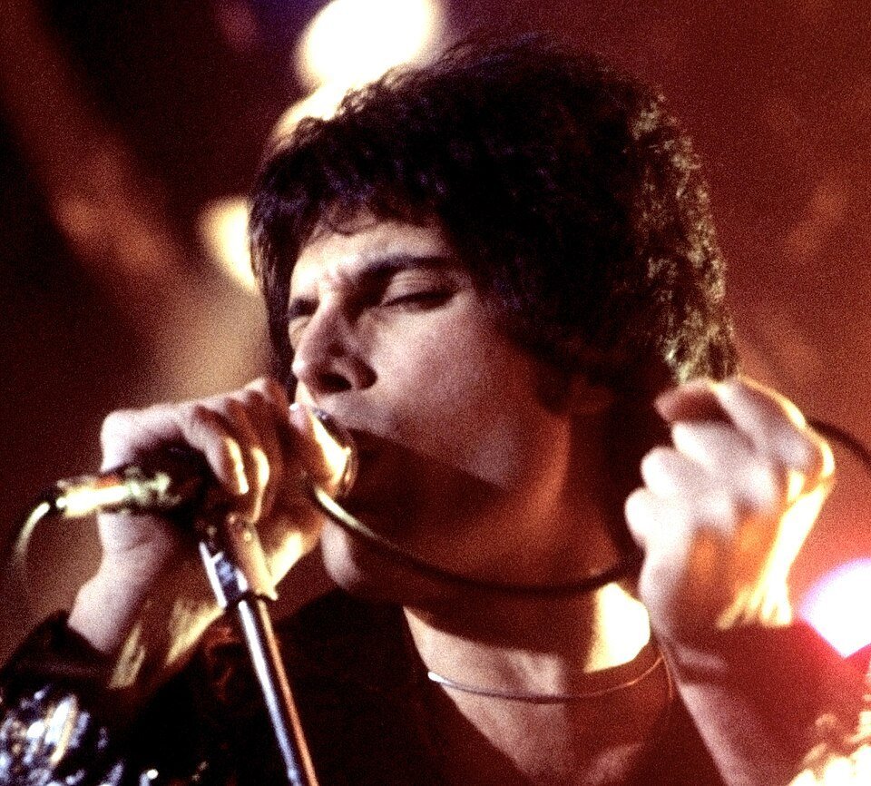 Freddie Mercury performing in New Haven CT November 1977 cropped 1