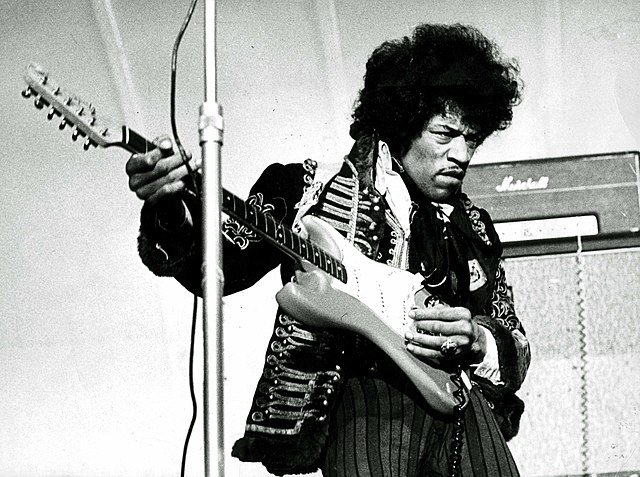 Jimi Hendrix con la sua chitarra
