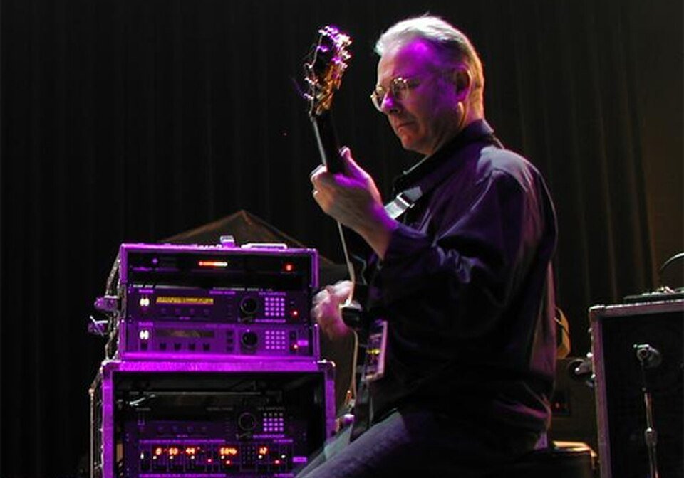Robert Fripp: l'Uomo Seduto che ha Cambiato il Rock 1 Robert Fripp