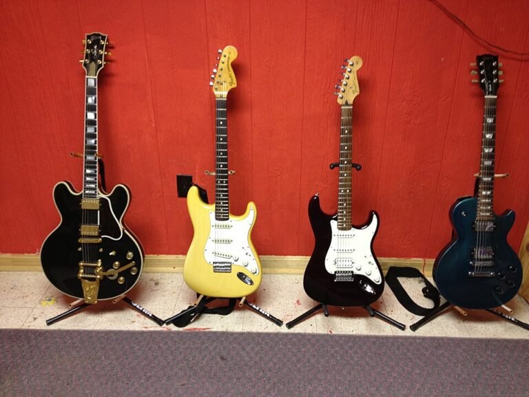 Dave Barnett2 , Gibson Lucille, Fender Stratocaster del 1975, Fender HSS Stratocaster, Gibson Les Paul Studio , CC BY 2.0