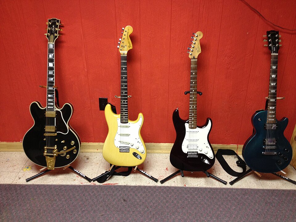 Dave Barnett2 , Gibson Lucille, Fender Stratocaster del 1975, Fender HSS Stratocaster, Gibson Les Paul Studio , CC BY 2.0