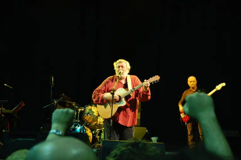 👉 La chitarra nella canzone d’autore italiana: ruolo, stile e tecnica (De André, Guccini, Battiato)