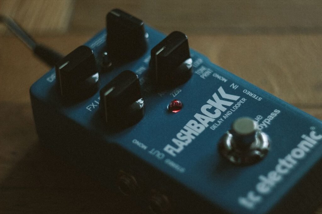 Il Delay, il Reverb e il Chorus: la Chitarra nello Spazio 8 A detailed view of a blue Flashback delay and looper pedal with control knobs.